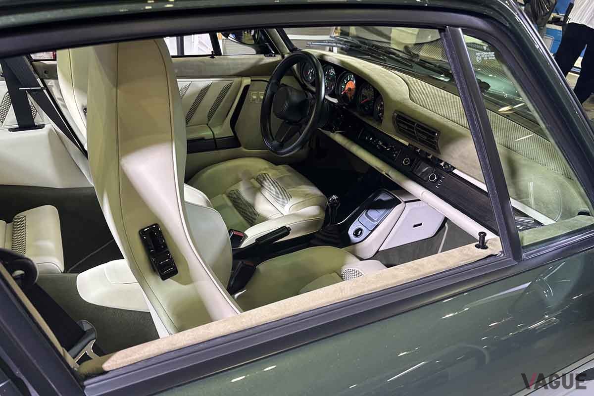 東京オートサロン2026に初出展、コーンズ・モータースのブースに展示された「ポルシェ911 リイマジンドbyシンガー」
