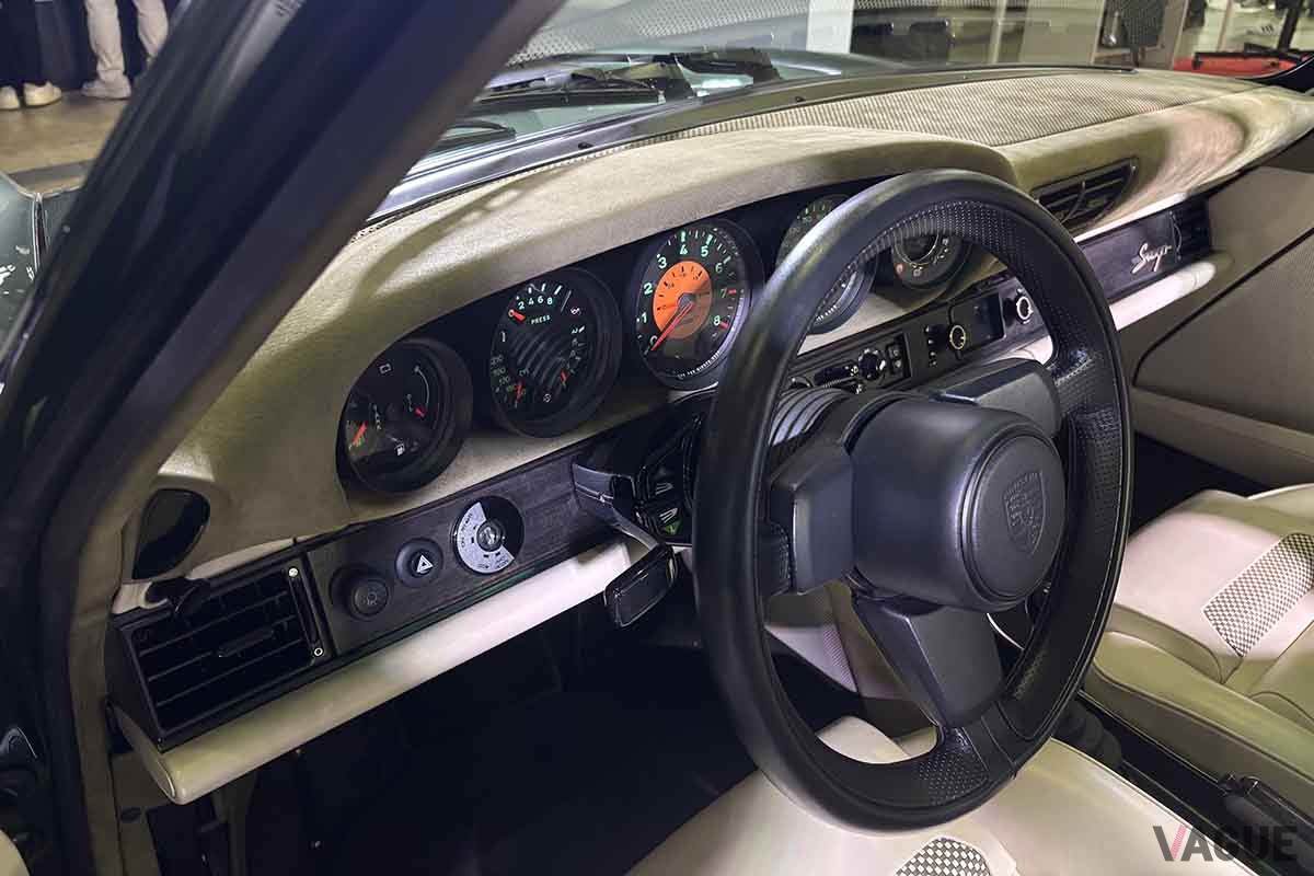 東京オートサロン2026に初出展、コーンズ・モータースのブースに展示された「ポルシェ911 リイマジンドbyシンガー」