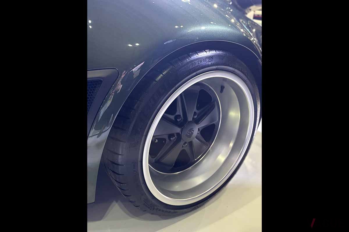 東京オートサロン2026に初出展、コーンズ・モータースのブースに展示された「ポルシェ911 リイマジンドbyシンガー」