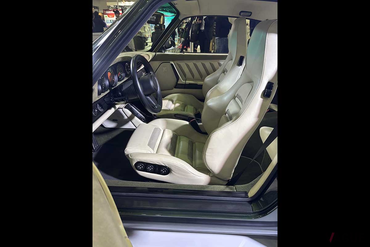 東京オートサロン2026に初出展、コーンズ・モータースのブースに展示された「ポルシェ911 リイマジンドbyシンガー」