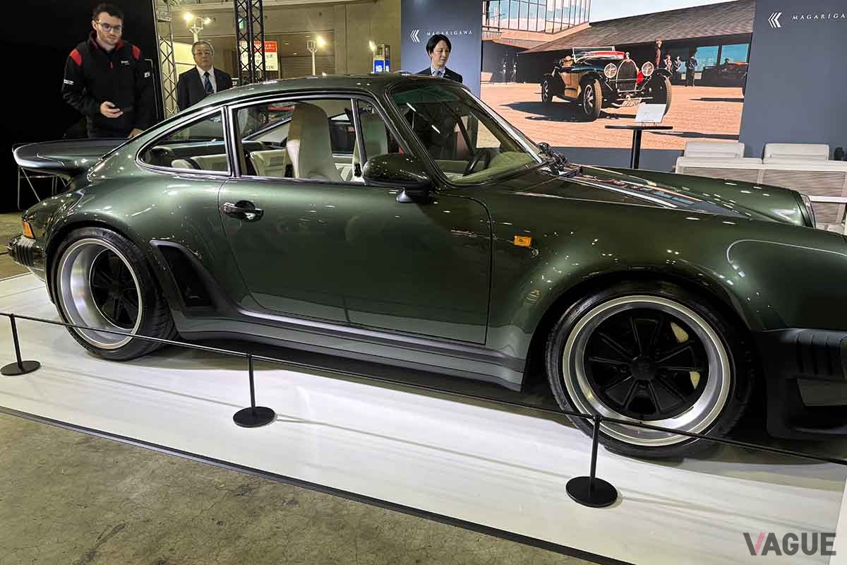 東京オートサロン2026に初出展、コーンズ・モータースのブースに展示された「ポルシェ911 リイマジンドbyシンガー」