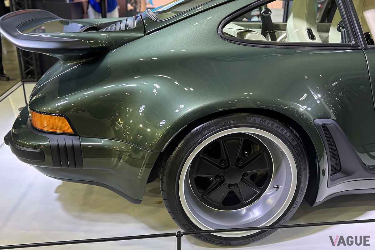 東京オートサロン2026に初出展、コーンズ・モータースのブースに展示された「ポルシェ911 リイマジンドbyシンガー」