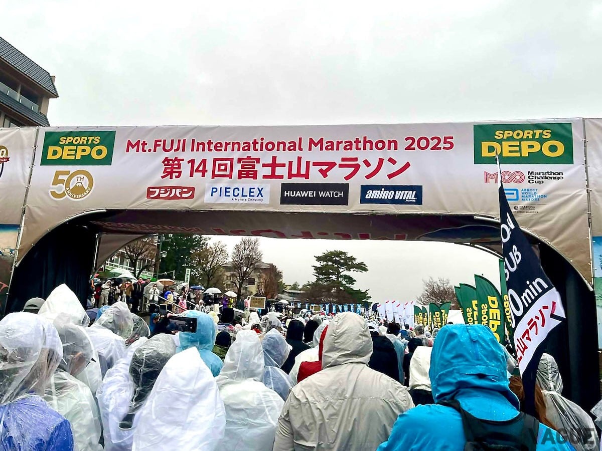 レース当日はあいにくの天気ながら、多くのランナーが河口湖に集結。スタート地点は応援やブースの出展でお祭り騒ぎ。