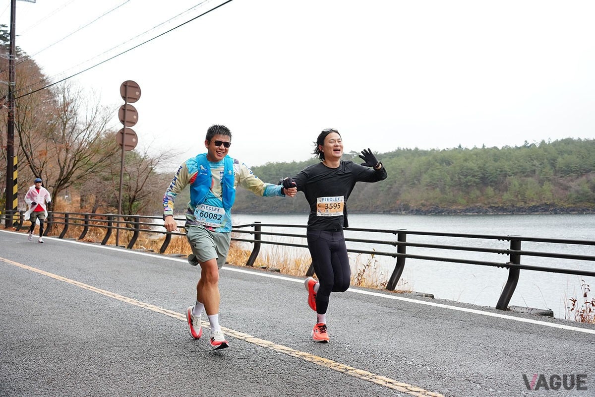 オフィシャルのカメラマンを前に、手を繋いで「パシャリ」。ひとりでは怠けてしまいそうな中盤戦の10キロ弱を併走。