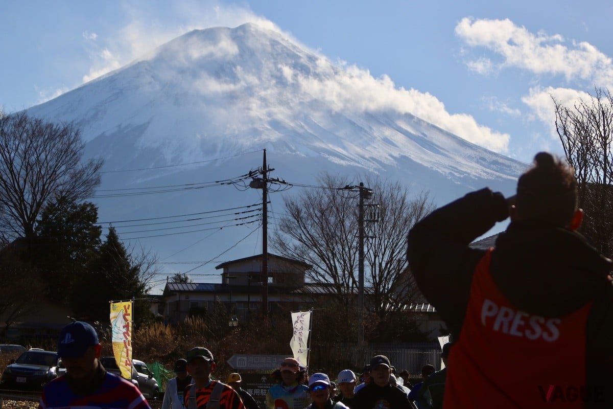 最後の最後でようやく顔を出した富士山。ランナーたちの最後のもうひとふんばりを後押しした「富士山マラソン」ならではの光景。