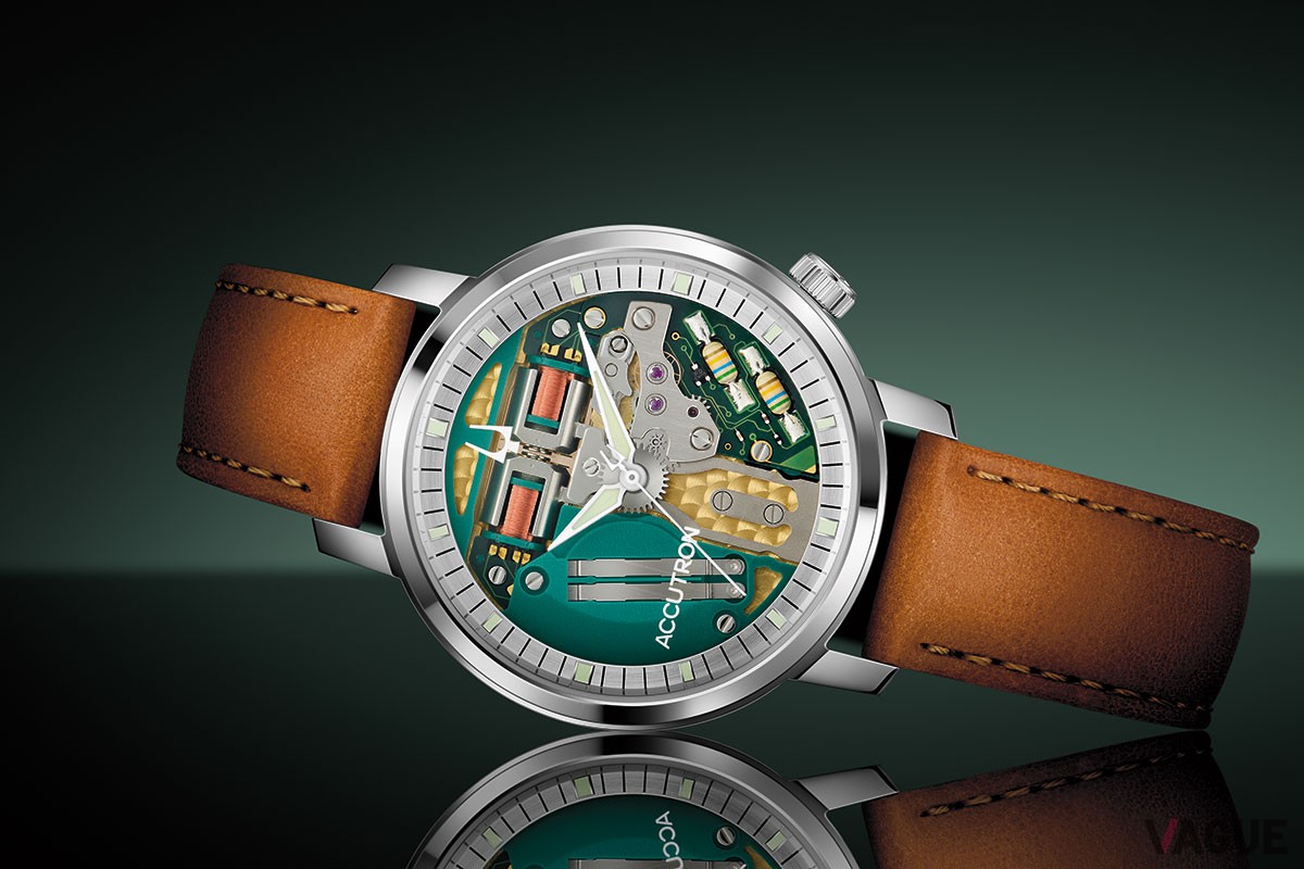 牛革ストラップは2種類。ケースもSSとチタンの2種類になる