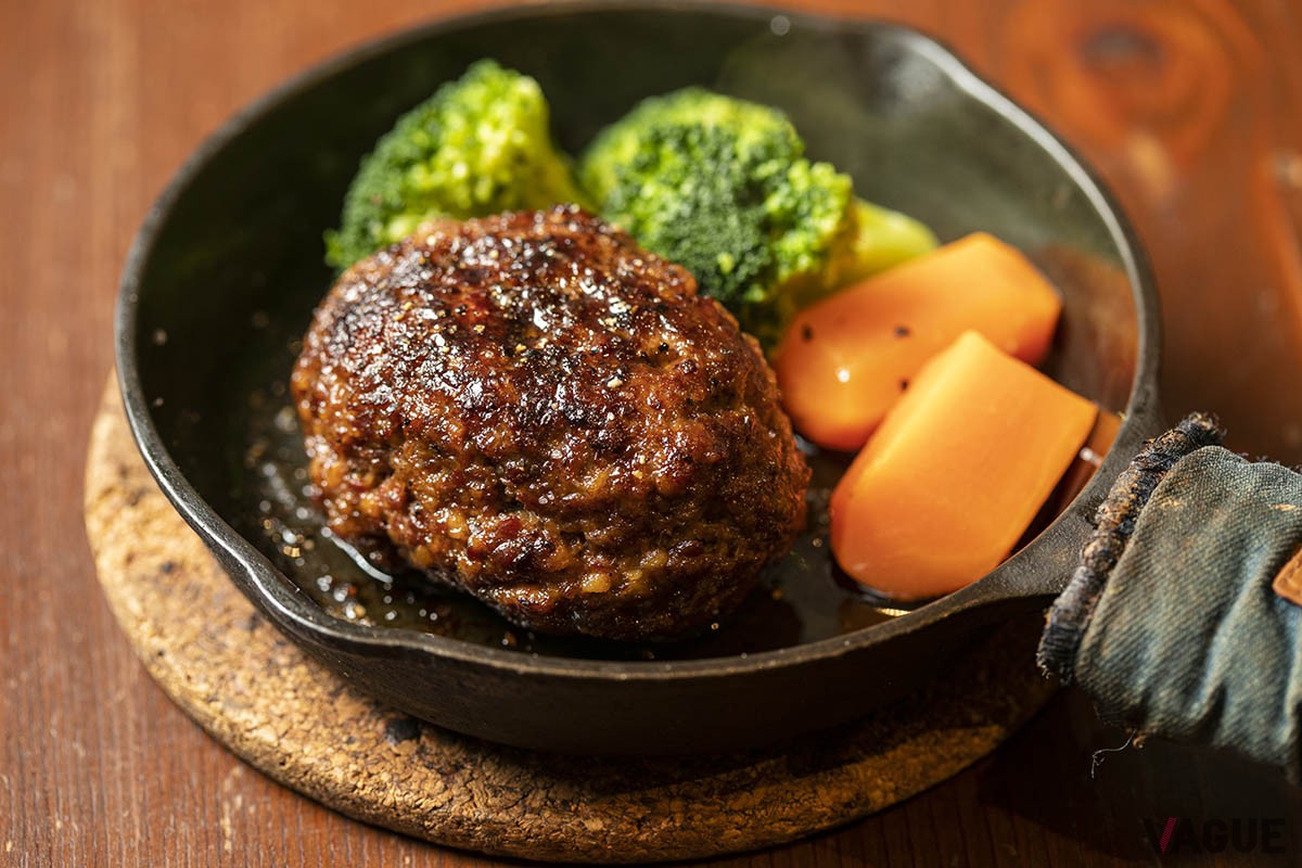 黒いハンバーグ単品1400円、セット1700円。スモーキーな香りに引き寄せられる！