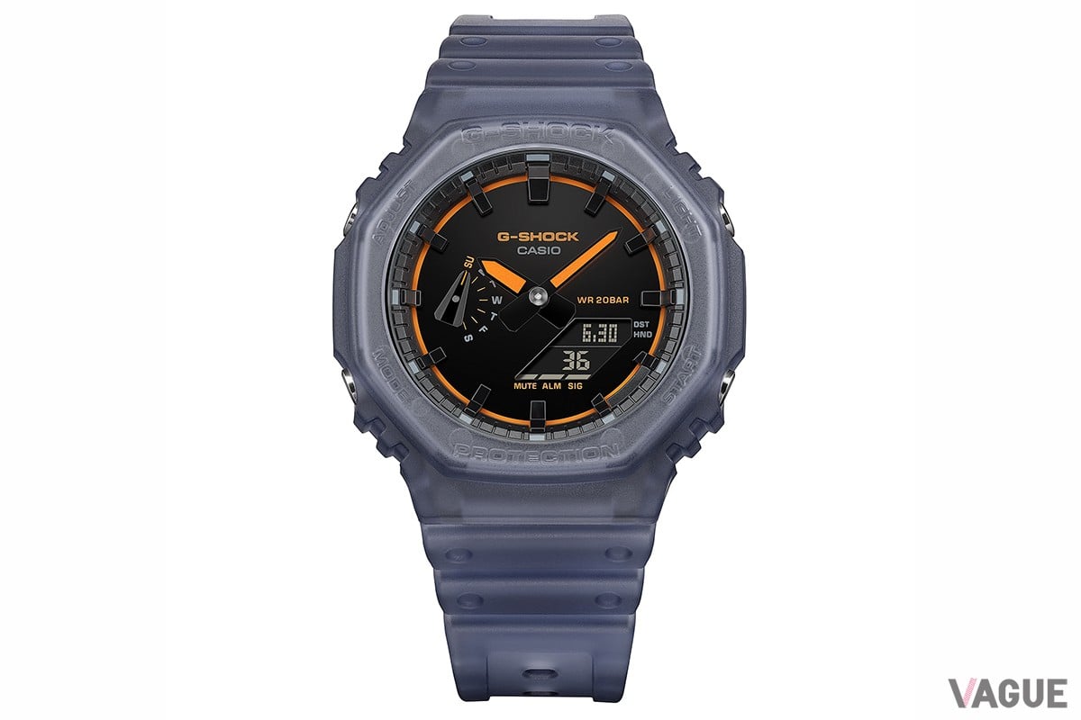 こちらはブルー調のケースにオレンジのアクセントが印象深い「GA-2100K-2AJF」