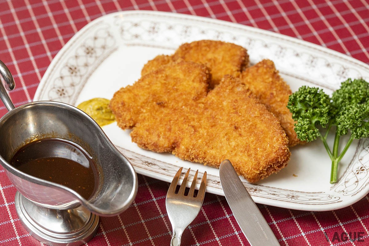 ポークカツレツ2430円（プチサラダ付き）、サラダとパンまたはライス付きのセットの場合2600円