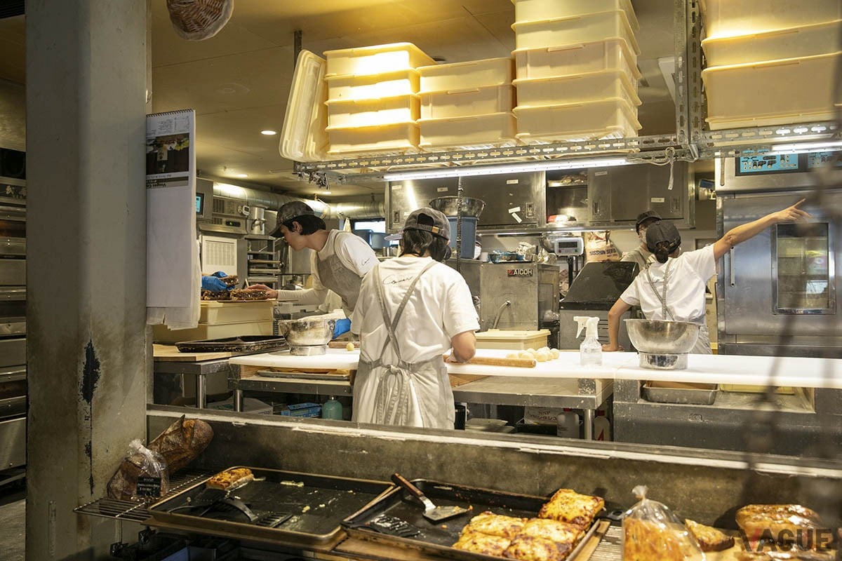 店の奥では常に新しいパンが作られている