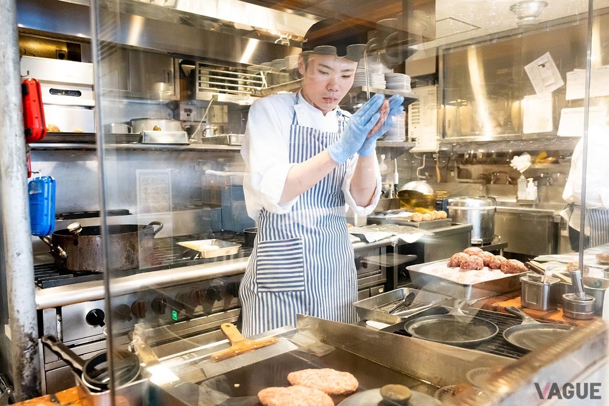 店内のオープンキッチンでは、ハンバーグを成型し焼くところがガラス越しで見られる