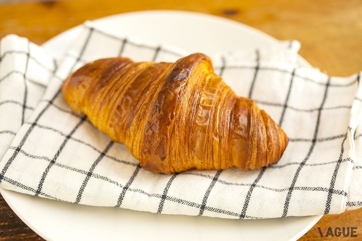 「クロワッサンA.O.P」380円。バターの香りが口の中でふわっと広がっていく