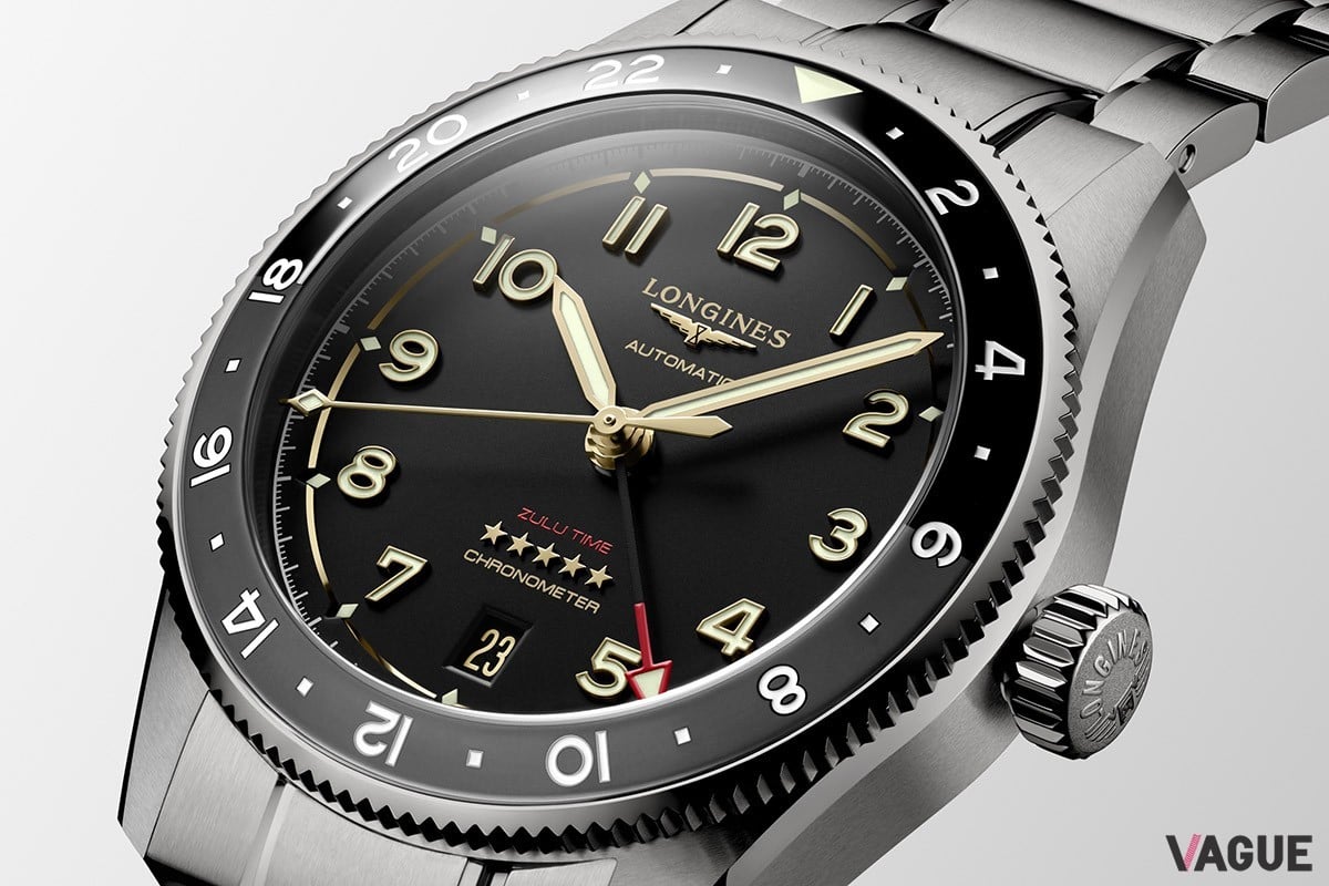 「ロンジン スピリット Zulu Time 38mm グレード5チタン」。世界最古とも言われる名門ロンジンによるGMTモデル。その軽さは海外の時間をこまめに把握したい人にはありがたいスペック。