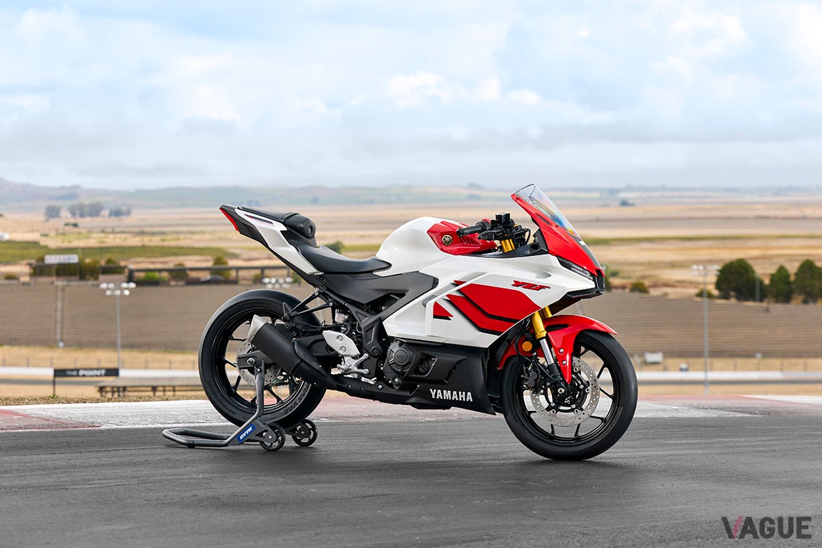 ヤマハ創立70周年の記念カラーをまとった「YZF-R3」