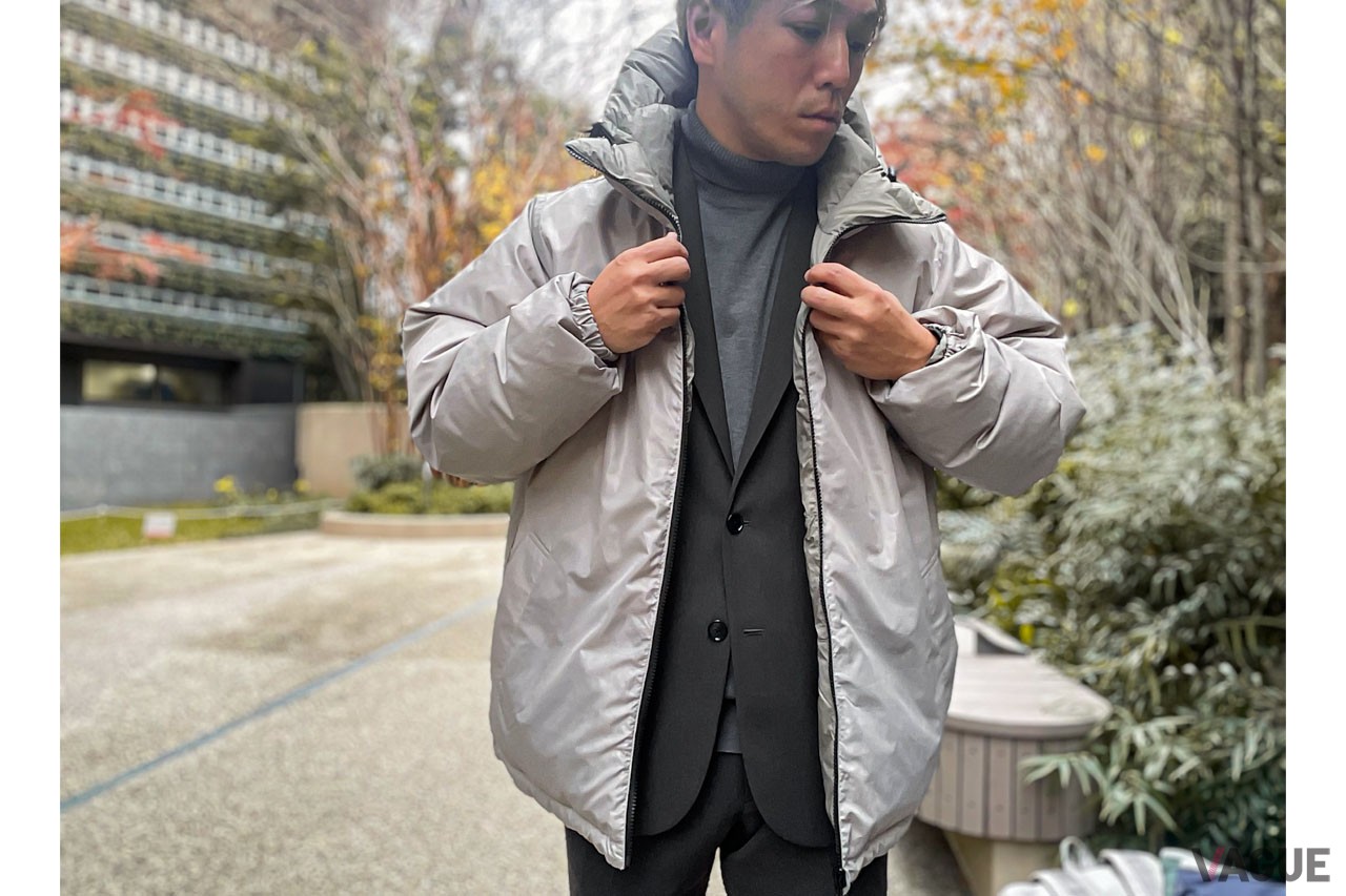 ダウンジャケット 3万1990円/タイオン×アンフィーロ、ジャケット 1万5990円、スラックス 1万990円、ニット 6990円/アンフィーロ(問:オンワード樫山)