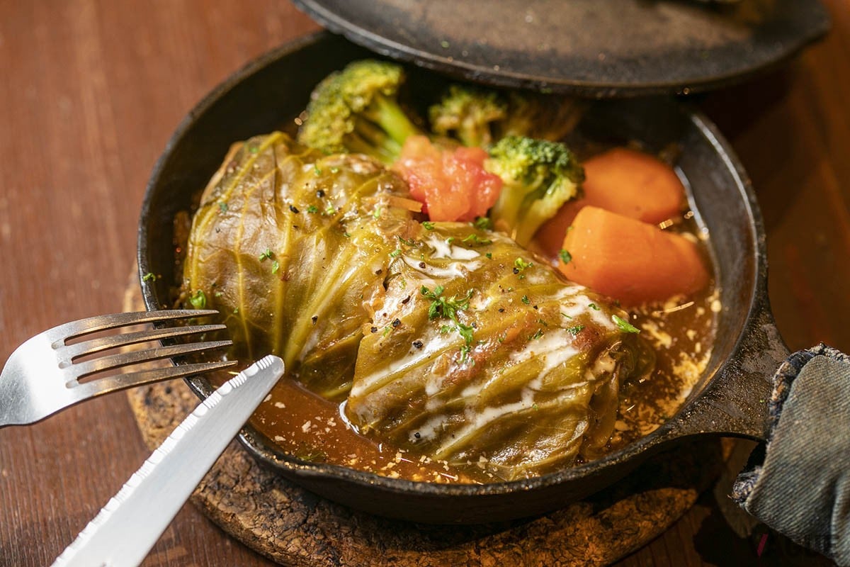 銀座に来たら必ず食べたい！ 50年以上引き継がれる「絶品ロールキャベツ」はどのようにして生まれた？【何度でも行きたい町洋食＃22】