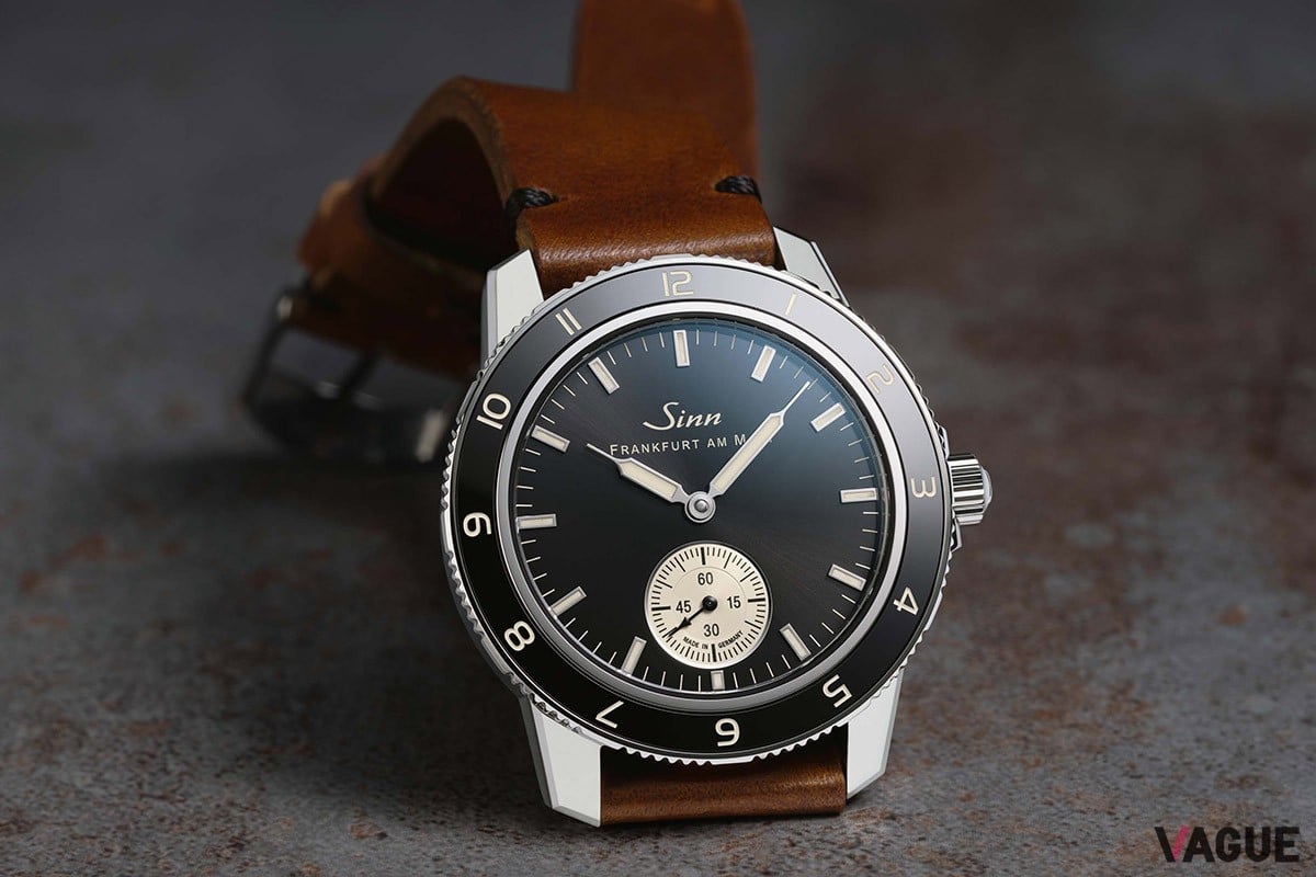 伝統的な表情を残しながらミニマムな意匠とシックな2トーンでドレッシーに仕上げた「Sinn 104 クラシック 12」