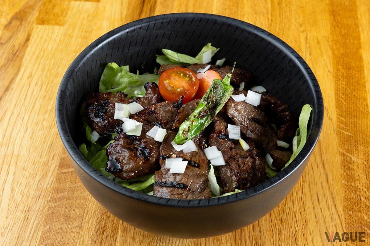 つばめ特製ダレの和牛あか牛　ステーキ丼　上2750円。特上の場合3300円