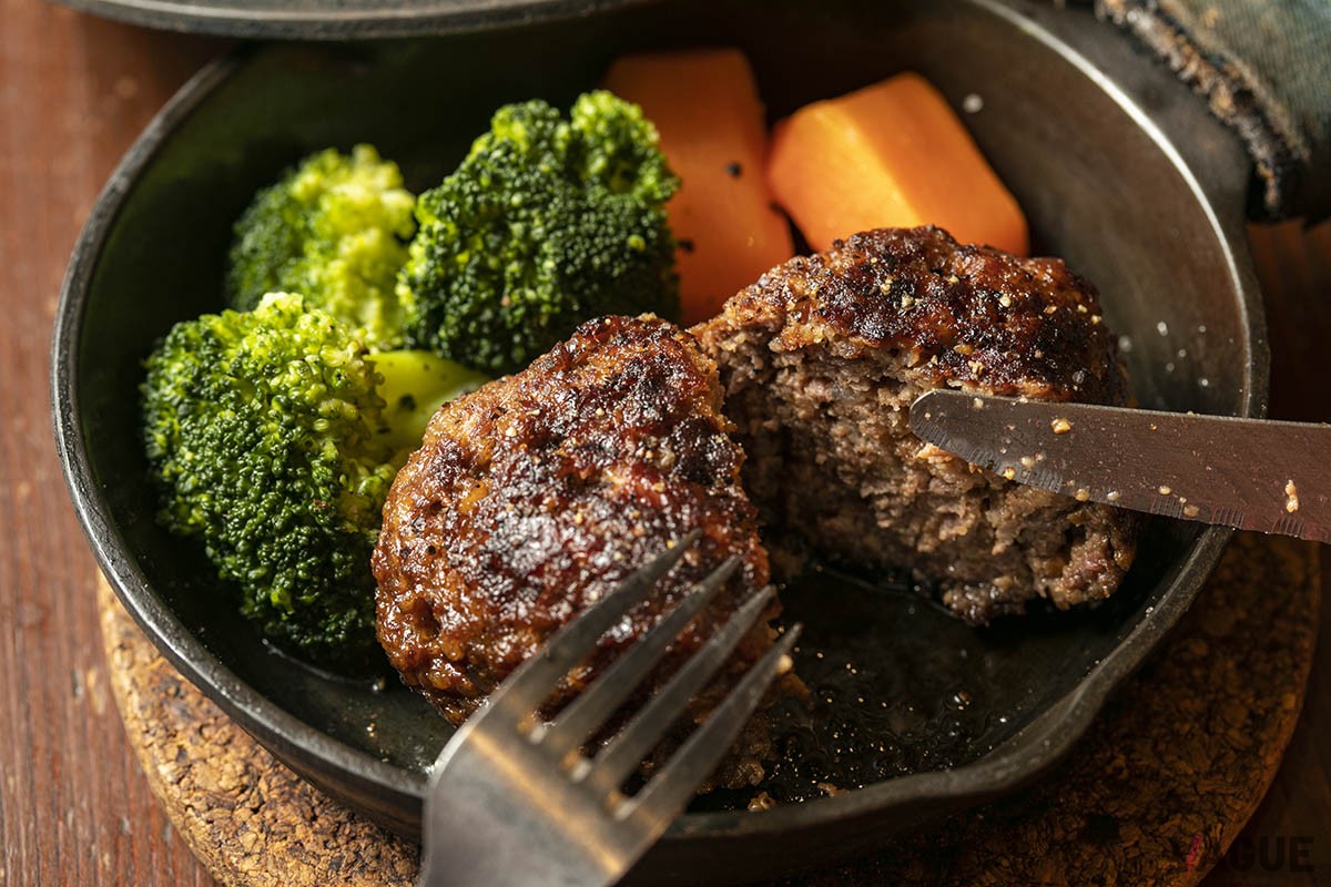 ソースがないからこその、肉の旨みだけで勝負した一品。厚みがありむっちりとしている