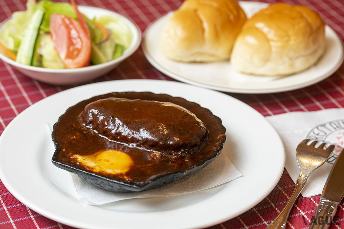 ハンバーグセット1910円。シェルの形の器に生卵と一緒なのは昔から