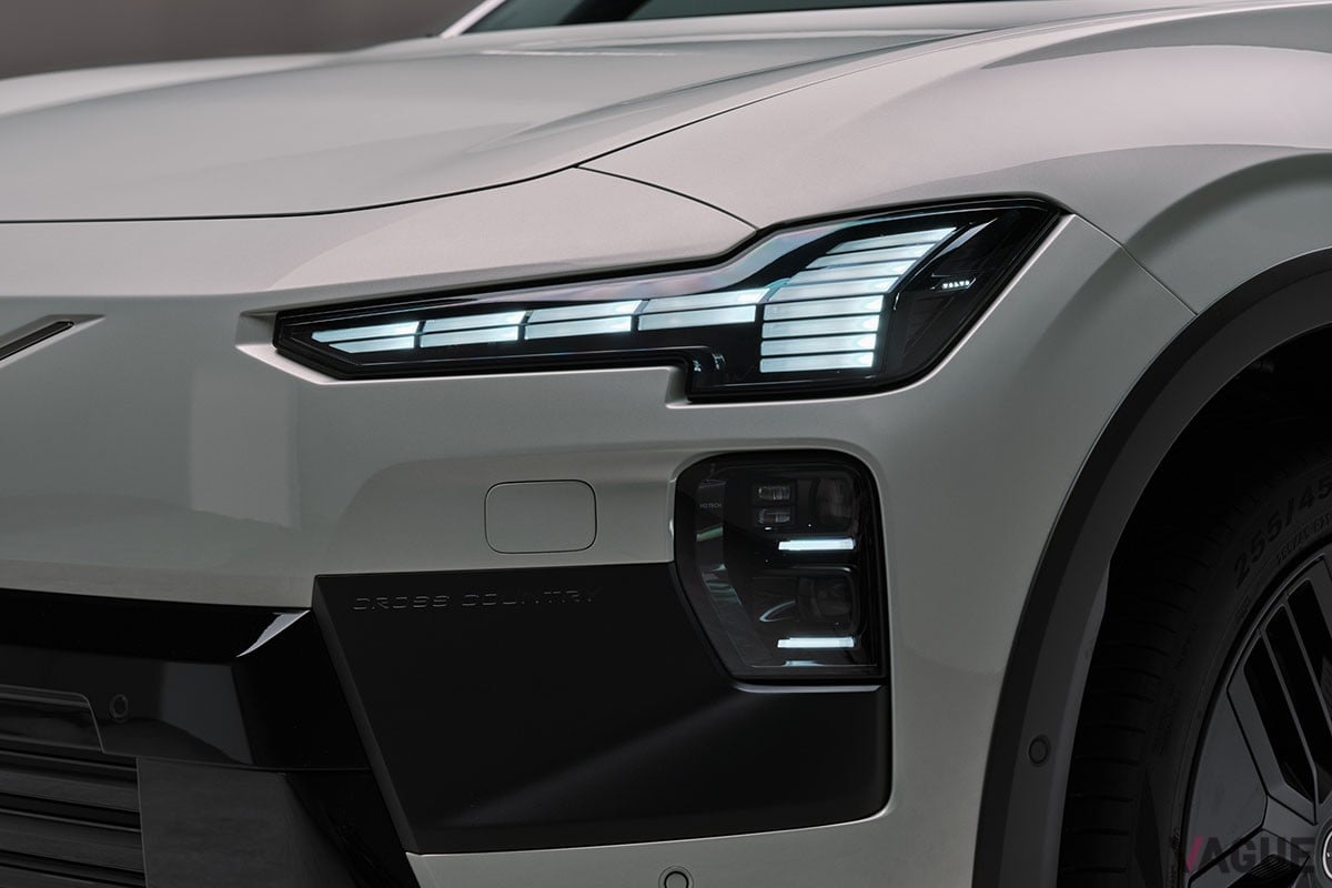 世界初公開されたボルボ新型「EX60クロスカントリー」