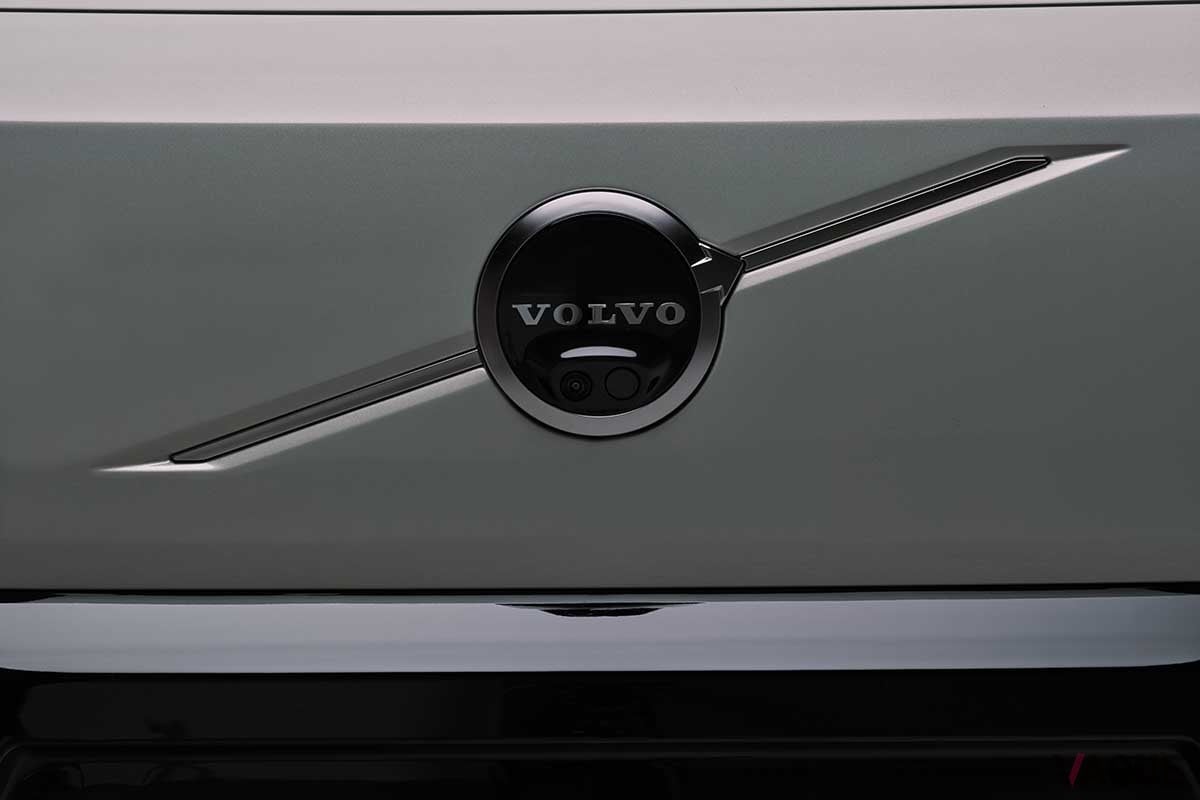 世界初公開されたボルボ新型「EX60クロスカントリー」