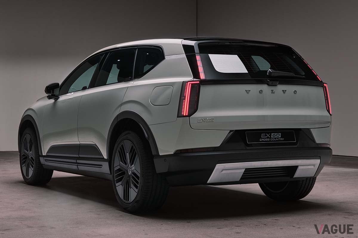 世界初公開されたボルボ新型「EX60クロスカントリー」