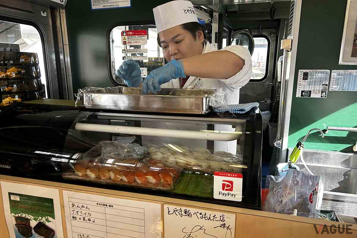 車内にはすし職人が乗車、握りたての寿司を提供してくれる