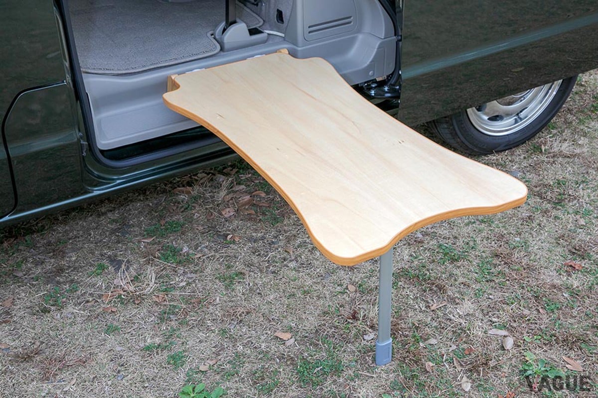 テーブルは車内で使うほかに、車外のリアやサ イドに設置してアウトドアテーブルにも