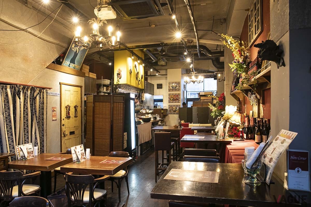 店内は3代目がヨーロッパで買い付けたポスターやタイル、置物などが飾られている。