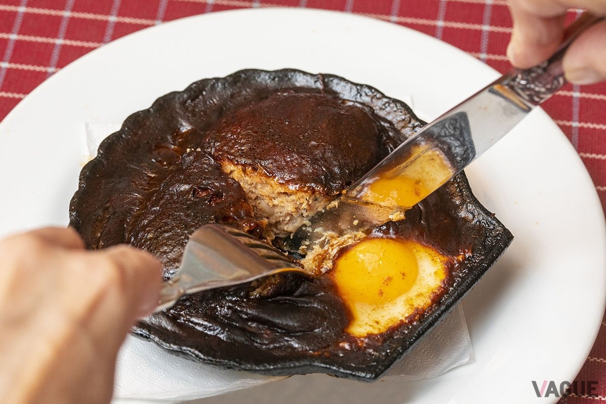 生卵を崩さないよう、そっとナイフを入れると、中からしっとりとした肉が
