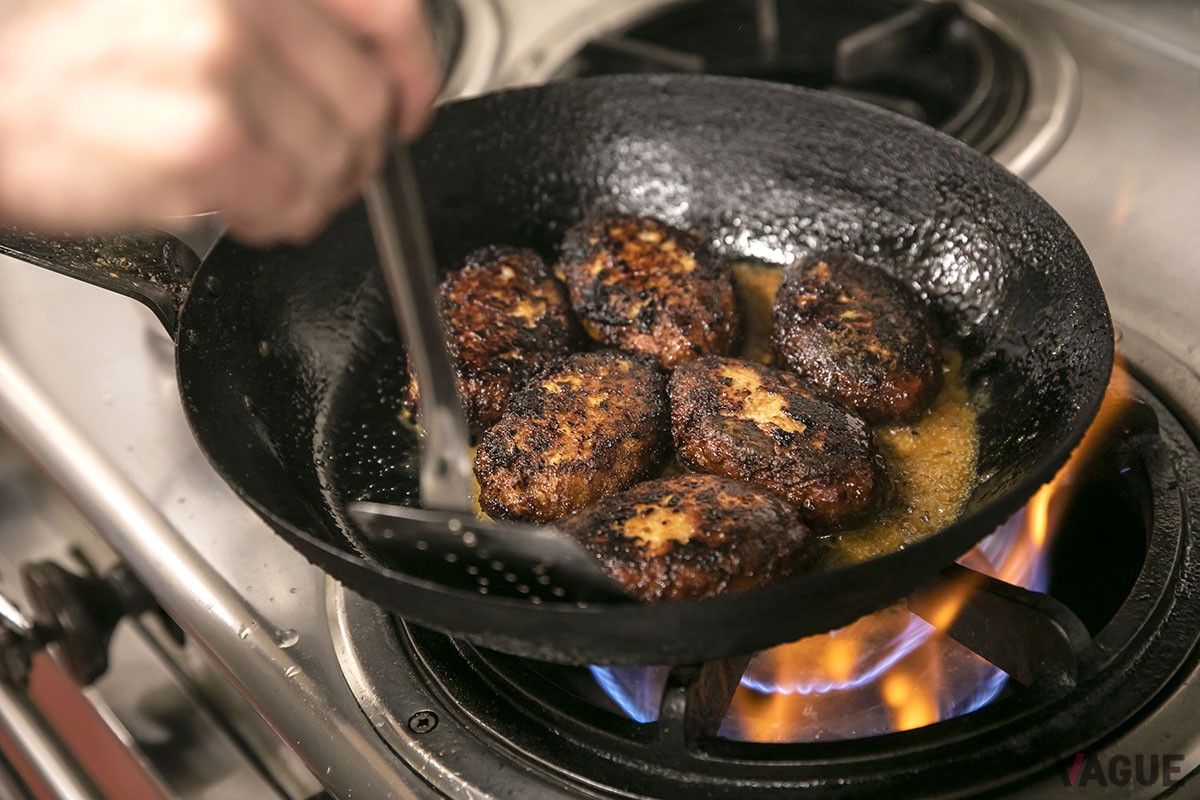 ▲最初の焼きはしっかり焦げ目をつけて。なのにとても柔らかいハンバーグ