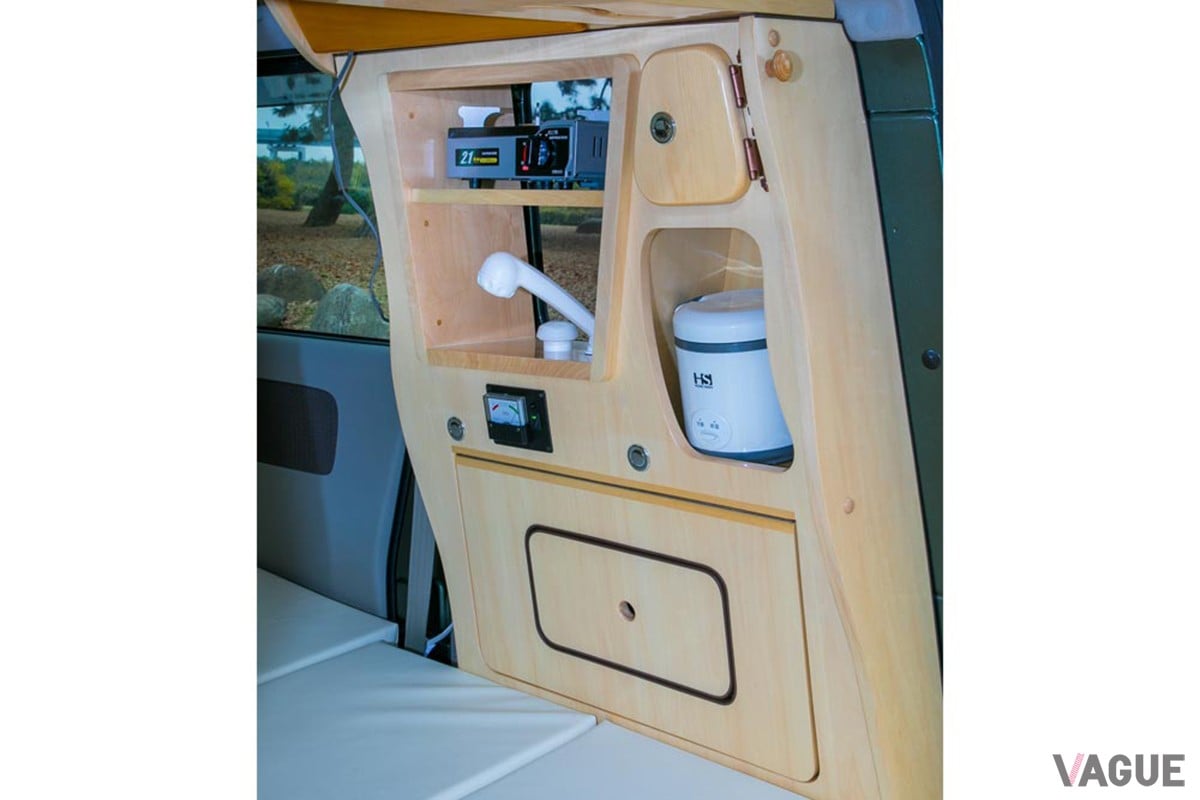 リア右サイドキャビネット