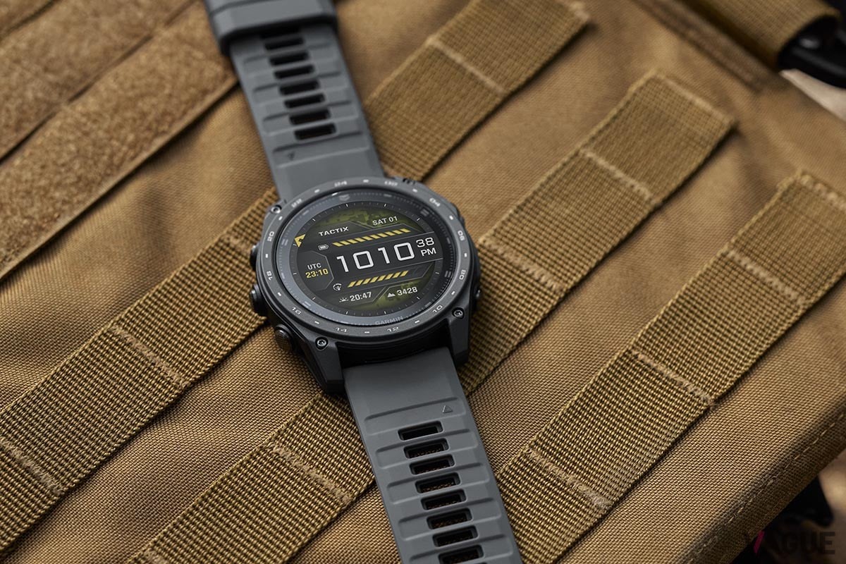 ガーミンのミリタリーGPSウォッチ「tactix 8」シリーズに加わった新色「tactix 8 AMOLED Cerakote」。色が違うだけでなく、チタンベゼルなどにセラミック系コーティングの「セラコート」を施すことで耐食性などを強化。より本物の軍用品に近いタフネスを備えたミリタリーグレードのアイテムとなっている。