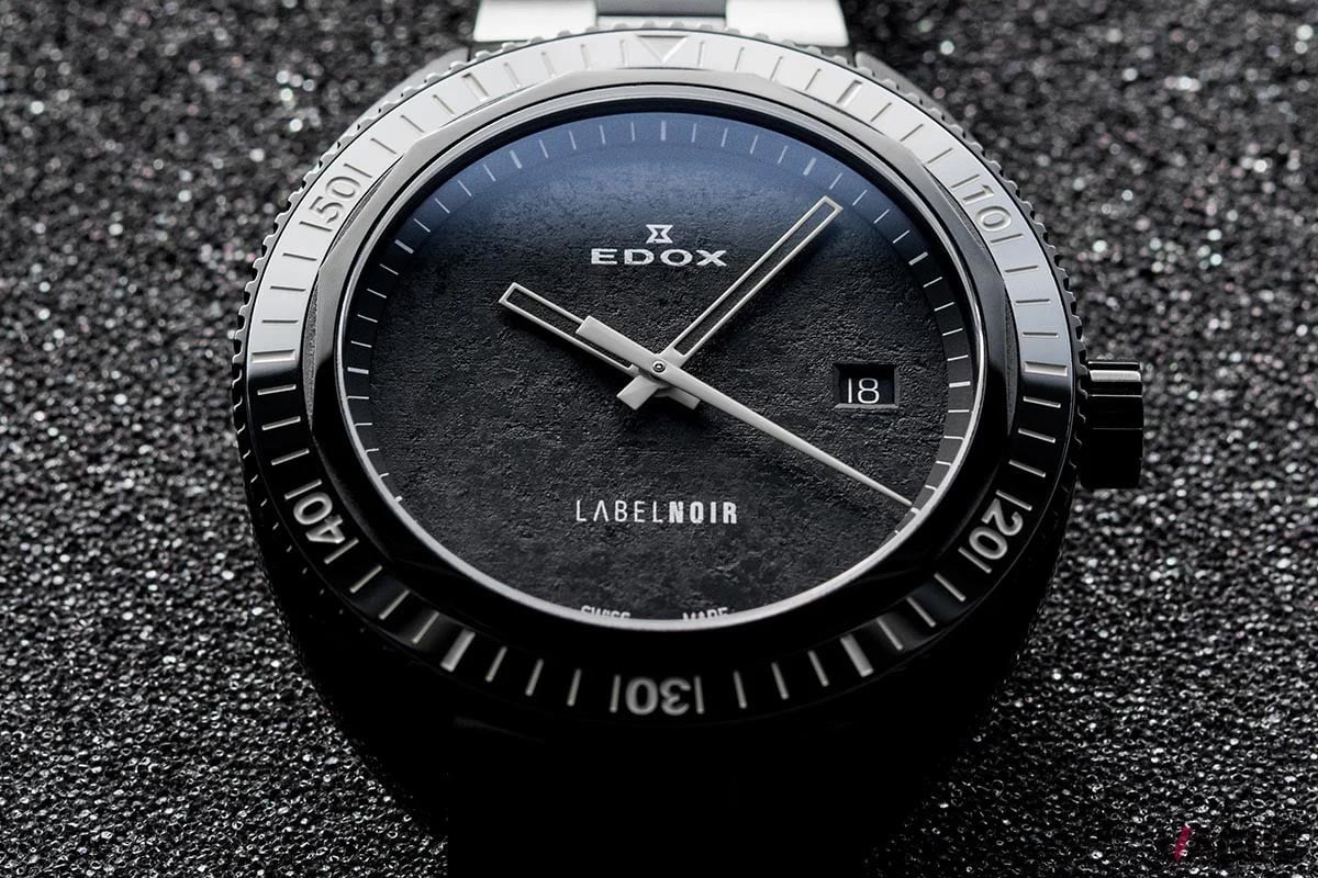 独立系ブランド・エドックスが、モノトーンの表現をテーマとするラグジュアリーカスタムウォッチメーカーのラベル ノワールとコラボ。深海をイメージソースに海底のようなテクスチャが面白いブラックダイヤルが誕生した