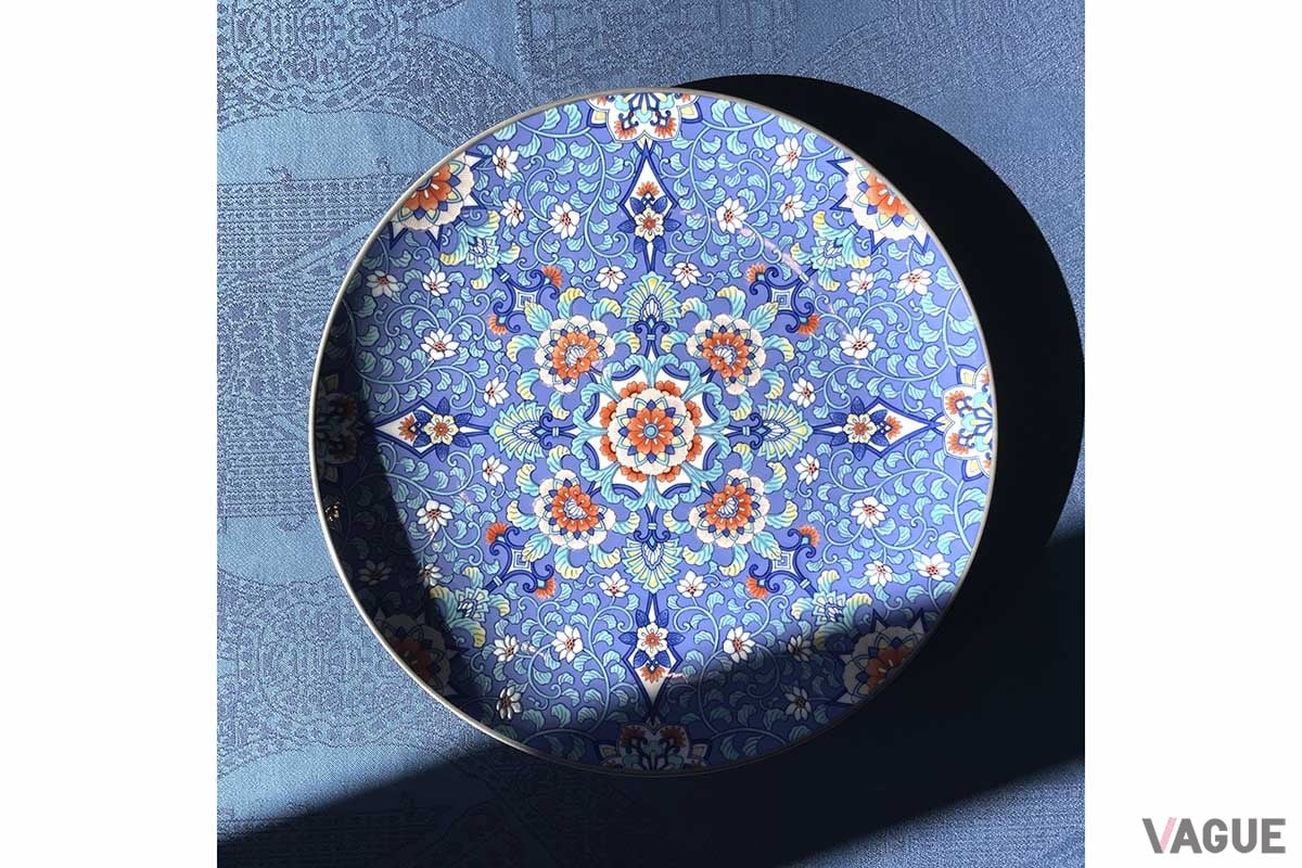 今作のダイヤルを手がけた「畑萬陶苑」による伊万里鍋島焼の皿。昭和元年より続く名門「畑萬陶苑」の手により伊万里鍋島焼の新境地と言える限定ウォッチが完成した。