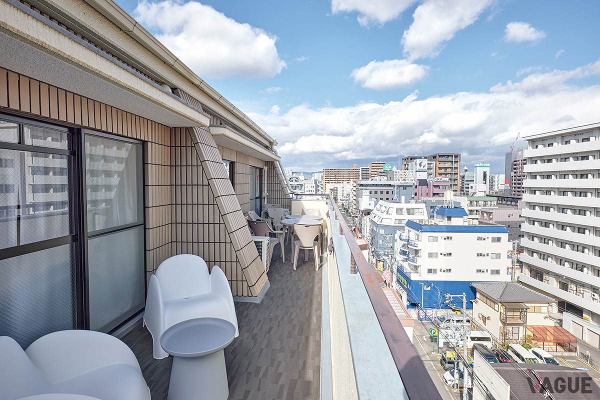 都会の景色を楽しむバルコニーBBQ