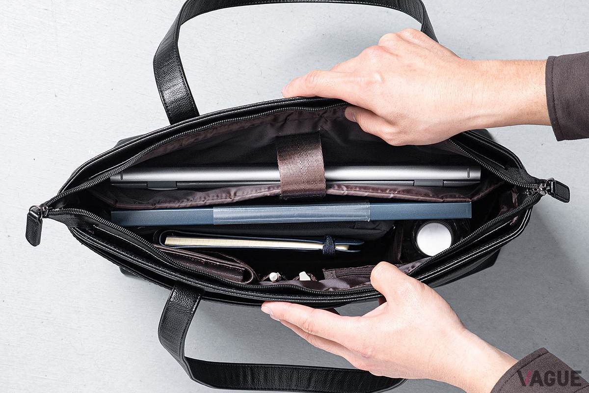 14型ワイドまで対応するPC収納部を搭載