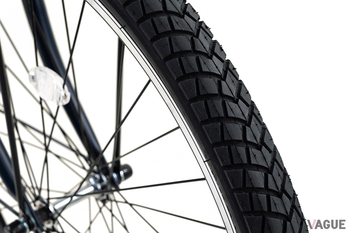 幅広で耐久性の高いタイヤ