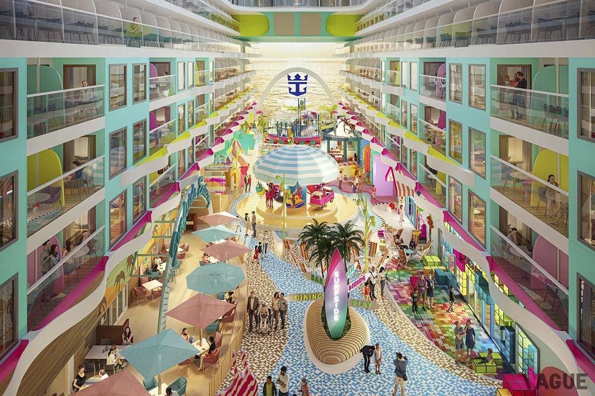 まるでデパートのような客船内