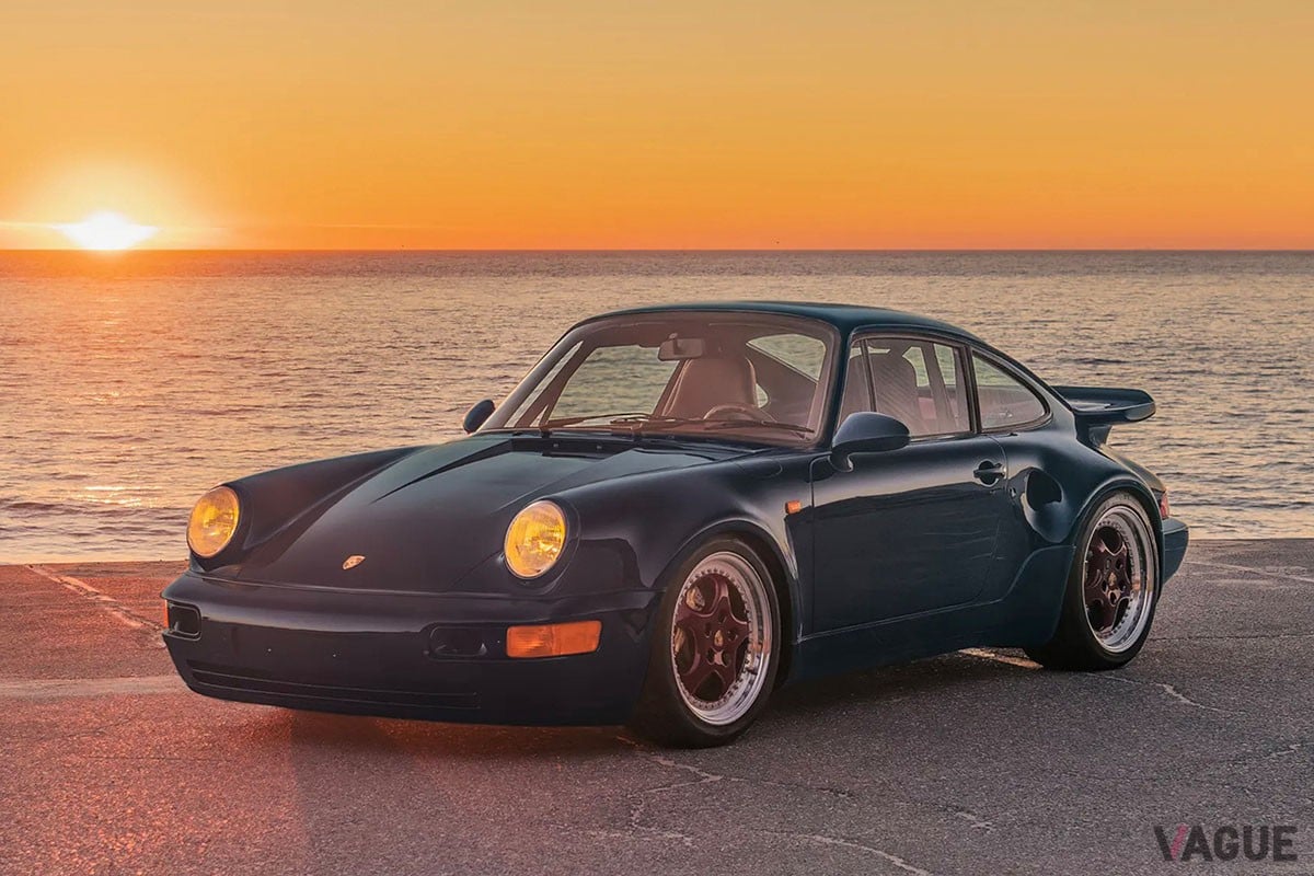 オークションに出品された、走行距離わずか633kmの「911ターボS ライトウェイト」。内装はレッドで統一（C）RMサザビーズ