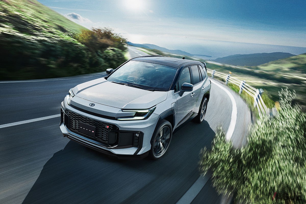 トヨタ「RAV4 GRスポーツ」（PHEV）