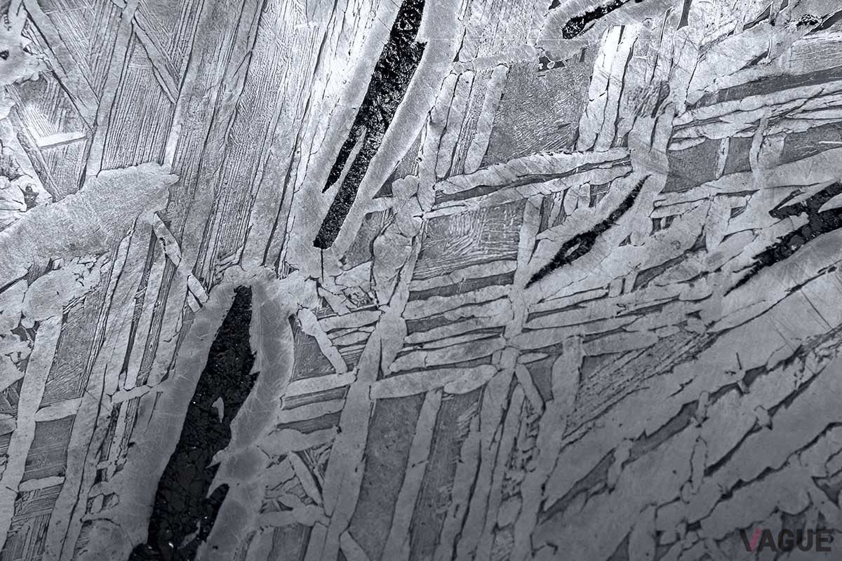 ウィドマンシュテッテン構造と呼ばれる結晶が形作る独特の幾何学模様