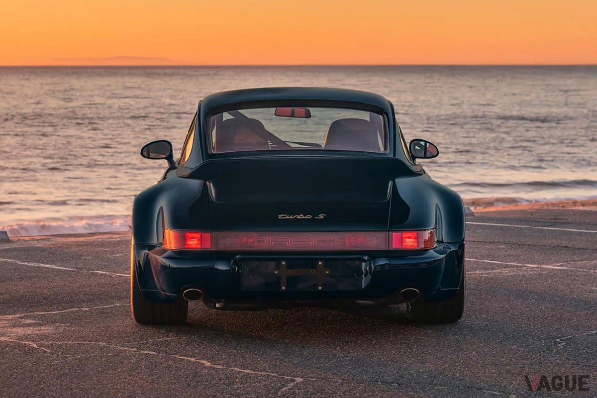 オークションに出品された、走行距離わずか633kmの「911ターボS ライトウェイト」。内装はレッドで統一（C）RMサザビーズ