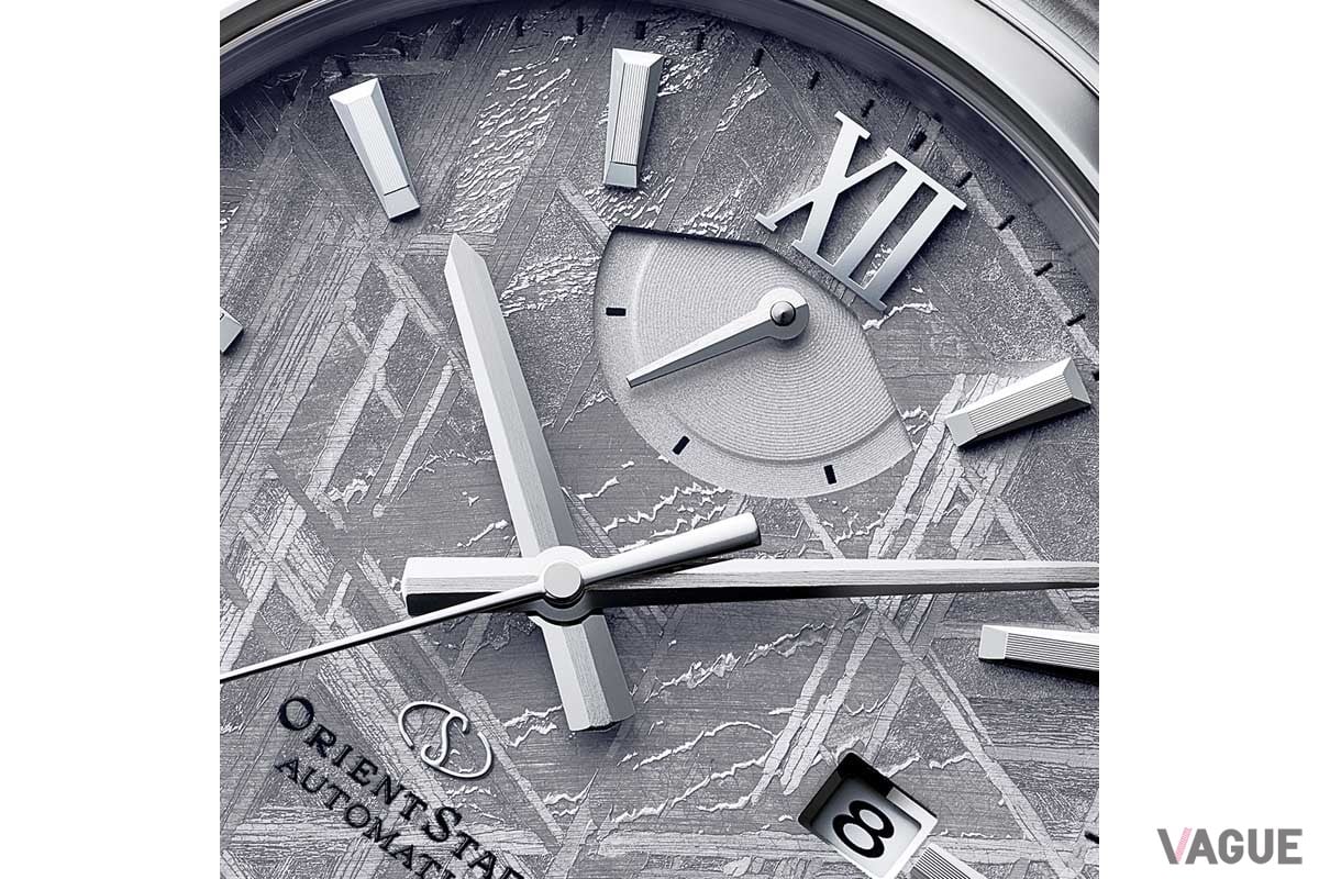 鉄とニッケルを主成分とする鉄隕石美しい結晶構造を保つために、銀色蒸着処理（防錆薄膜コーティング）を施されている