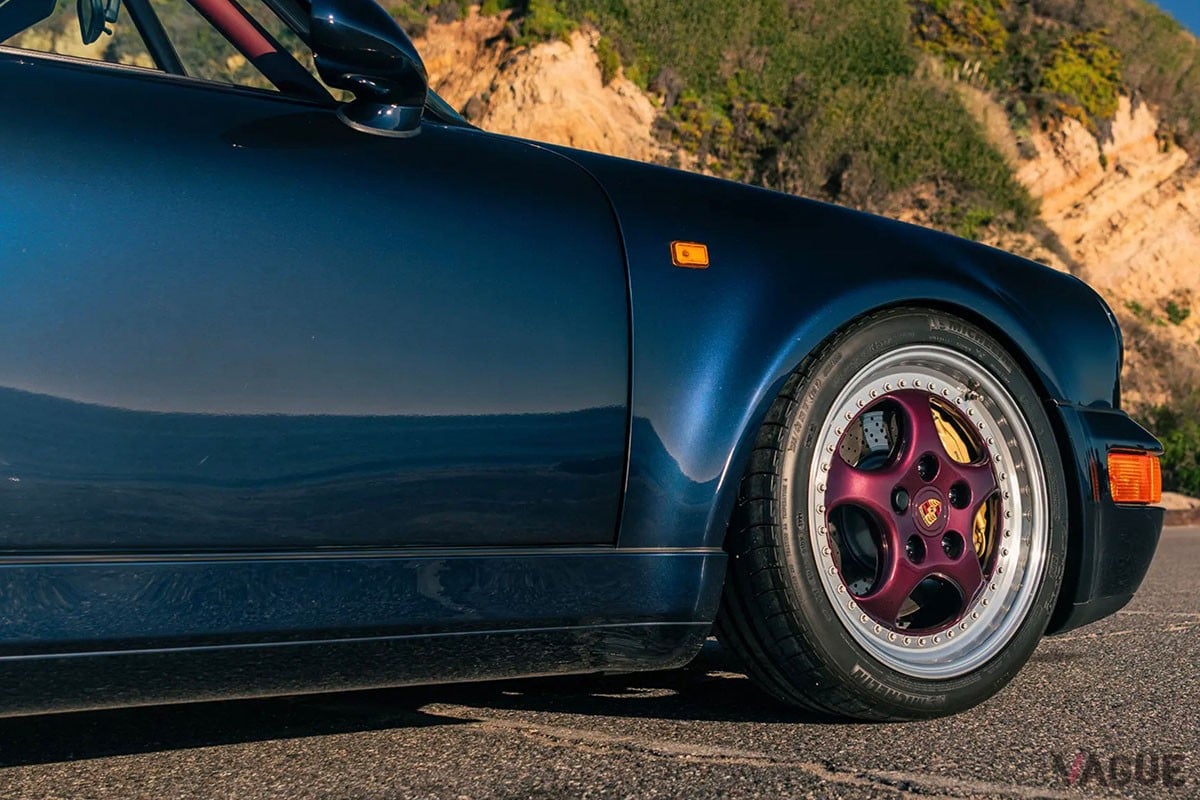 オークションに出品された、走行距離わずか633kmの「911ターボS ライトウェイト」。内装はレッドで統一（C）RMサザビーズ