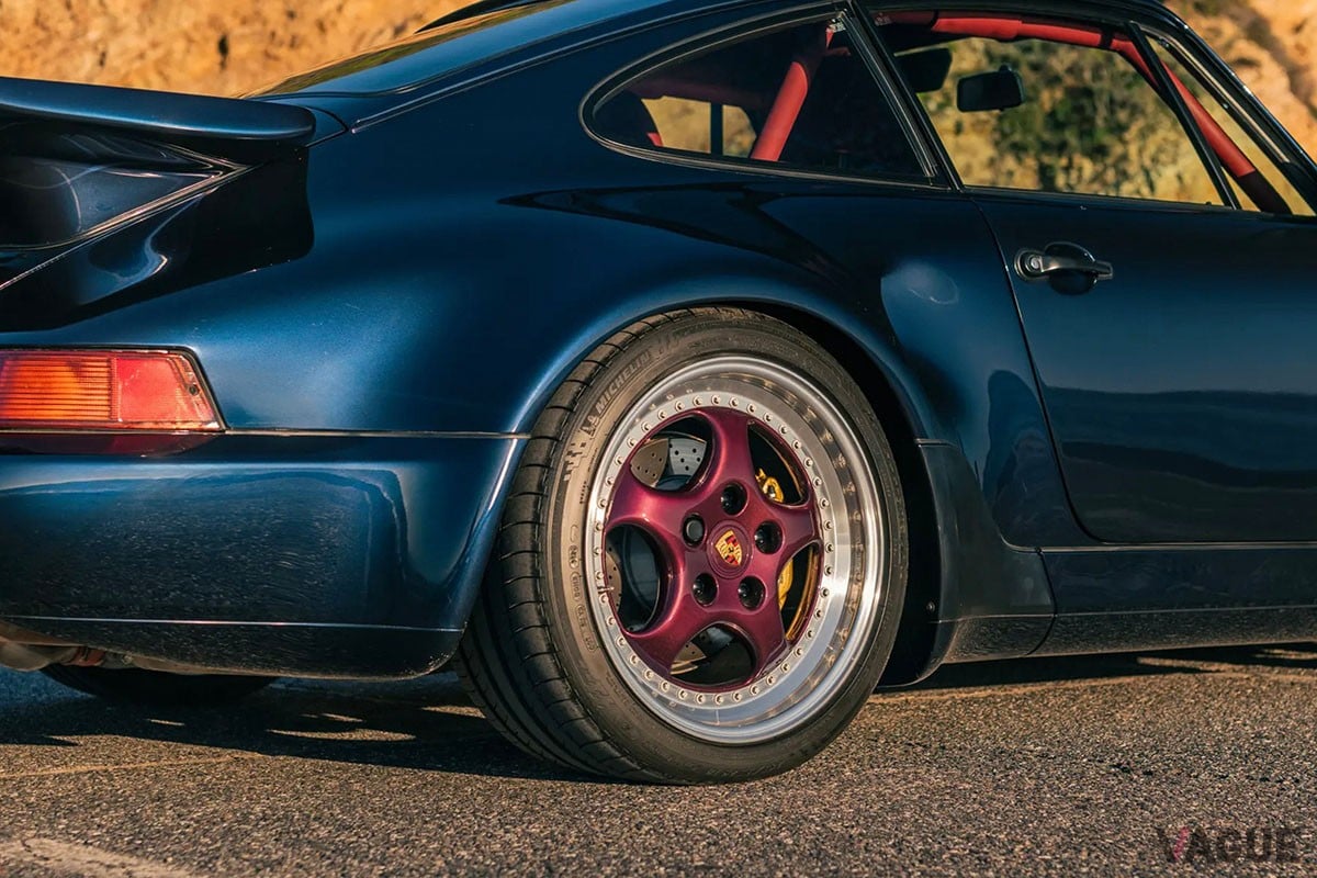 オークションに出品された、走行距離わずか633kmの「911ターボS ライトウェイト」。内装はレッドで統一（C）RMサザビーズ