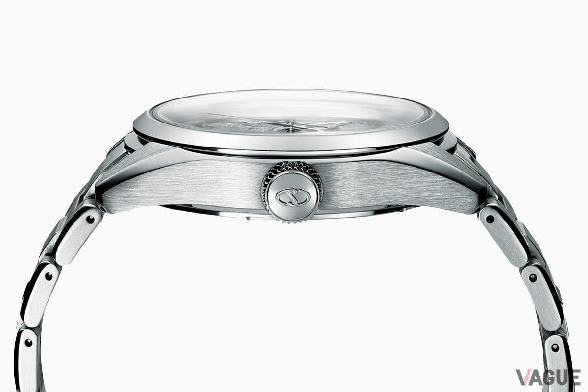 99％の透過率を実現した両球面サファイアクリスタルからダイヤルを鑑賞できる