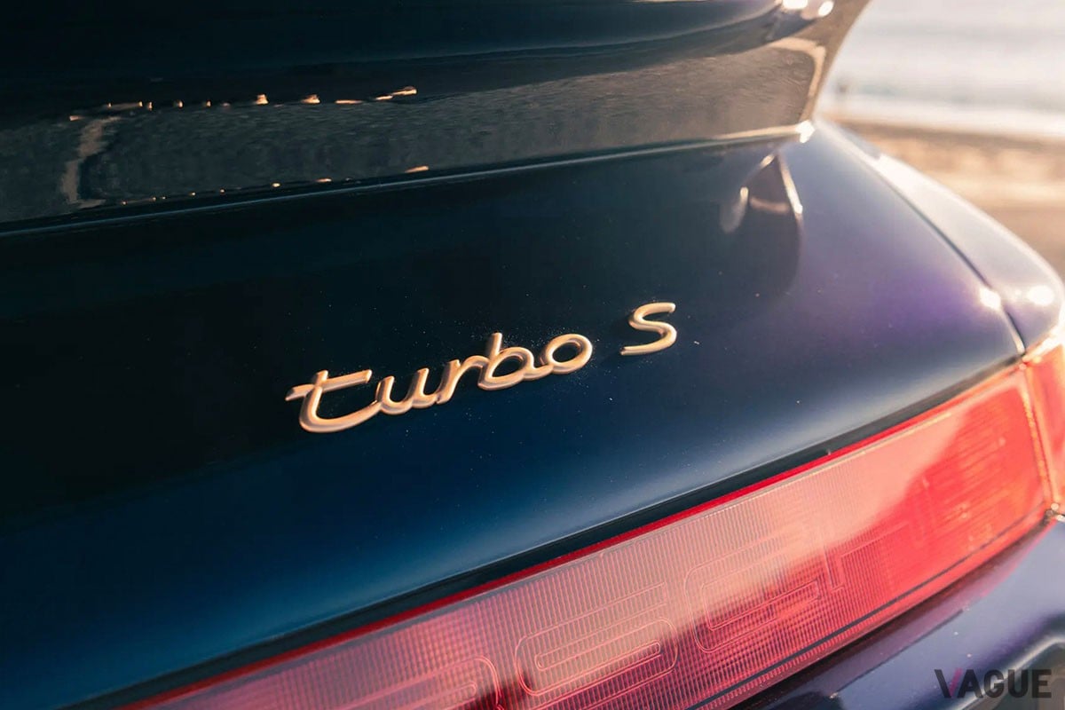 オークションに出品された、走行距離わずか633kmの「911ターボS ライトウェイト」。内装はレッドで統一（C）RMサザビーズ