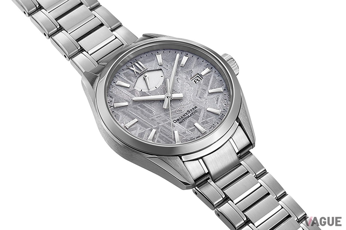 シャープで力強い直径40mmのステンレススチールケースや、エレガントなメタルバンドと調和するメテオライトダイヤル